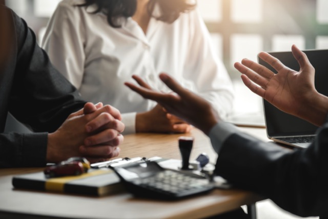 弁護士に相談する男性と女性 | 東・池田法律事務所