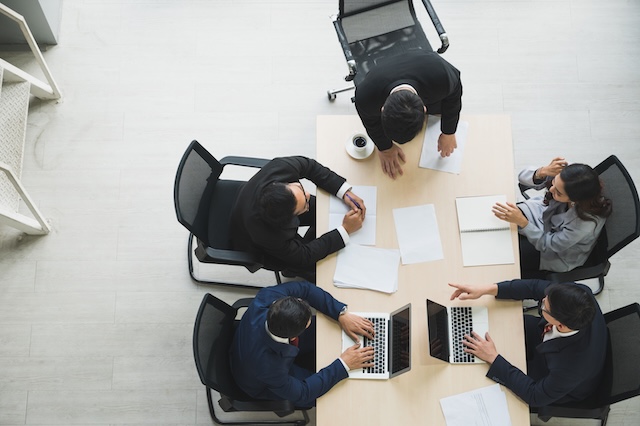 社内ミーティング中の5人の男女 | 東・池田法律事務所