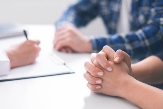 男女が弁護士の面談を受ける様子 | 東・池田法律事務所