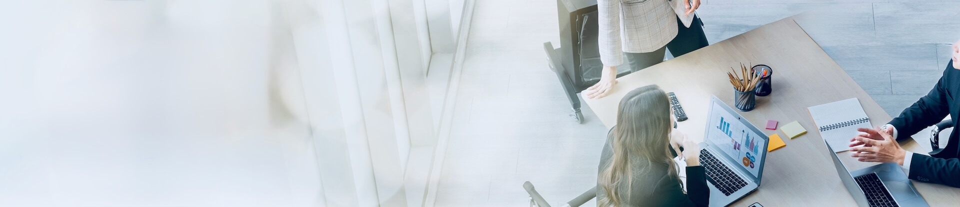 デスクを囲んで打ち合わせをする女性と男性 | 東・池田法律事務所