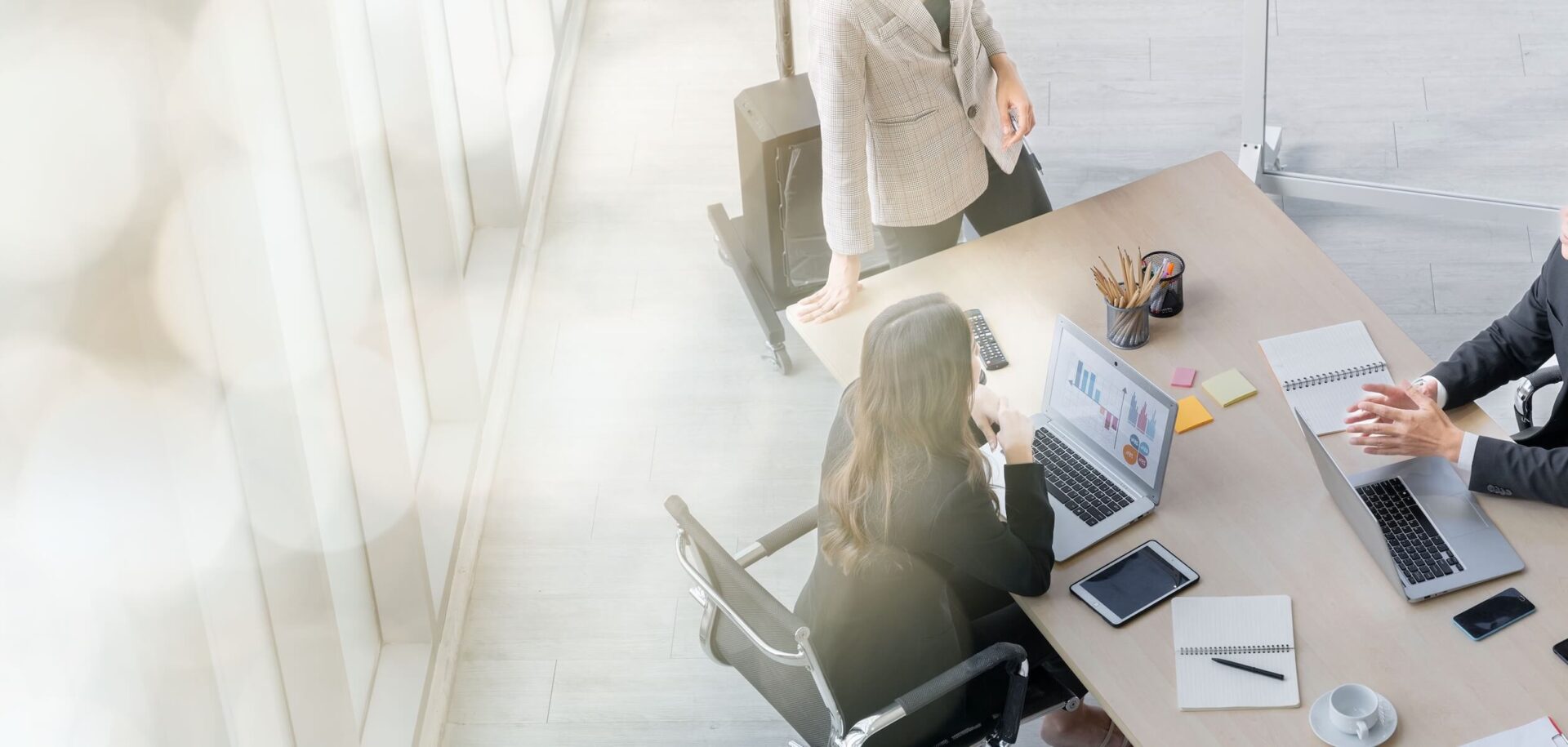 デスクで打ち合わせをする男女 | 東・池田法律事務所