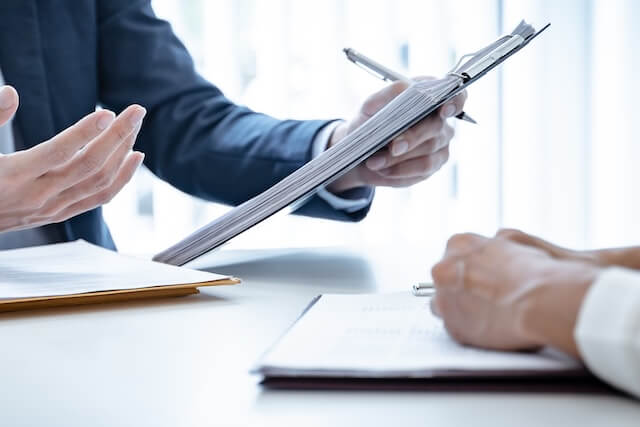 男性二人で打ち合わせをする様子 | 東・池田法律事務所